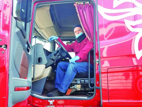 Gli autotrasportatori in prima linea «Giorno e notte soli con la paura»