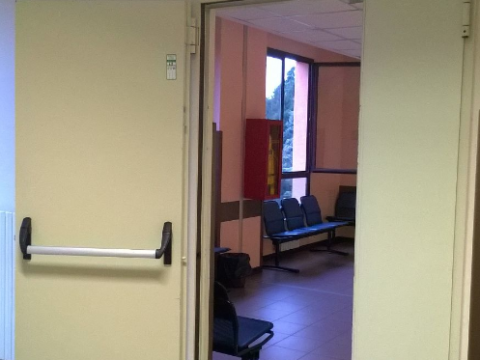 Il primario di Pneumologia: «Le mascherine da noi vanno ancora portate per precauzione. In altre regioni no»