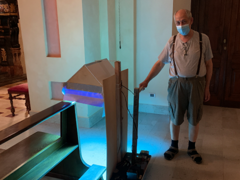 Inventa la sanificatrice per sterilizzare i banchi