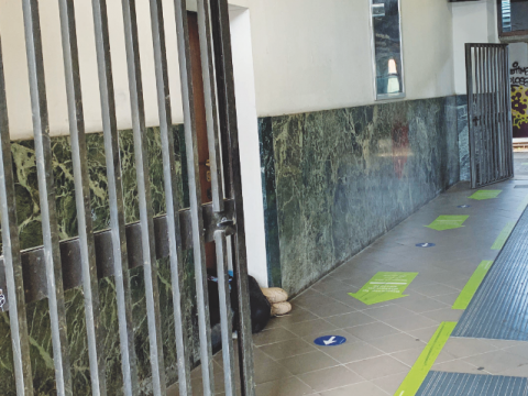 Per tre giorni ha vissuto rannicchiata in stazione