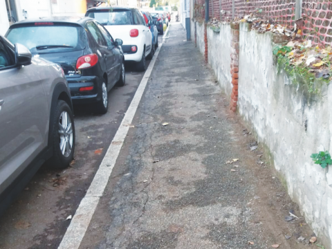 Cade sui calcinacci di via Sauro. Una donna si frattura il naso