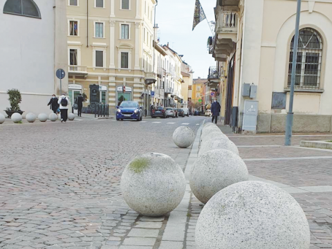 Perde il controllo della sua auto. Novantenne fa “strike” in piazza