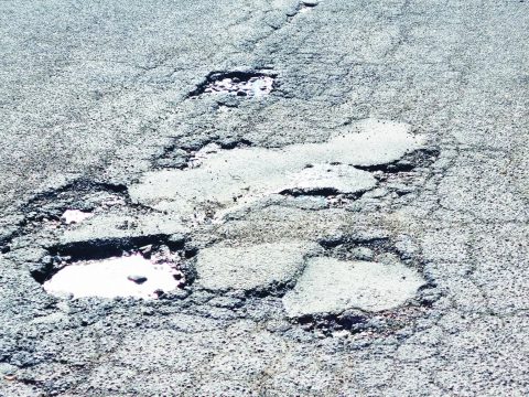 Asfalto tutto da rifare in via Fosse Ardeatine