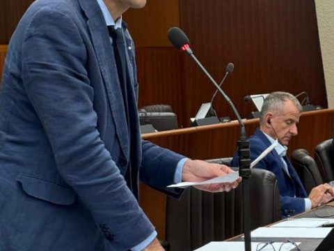 Approvata la mozione per riaprire il Tribunale