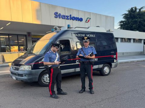 Controlli straordinari dei Carabinieri: identificate 47 persone e sequestrato hashish a un giovane