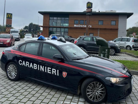 Bravata con spray al peperoncino in un McDonald’s: tre minorenni segnalati in Procura