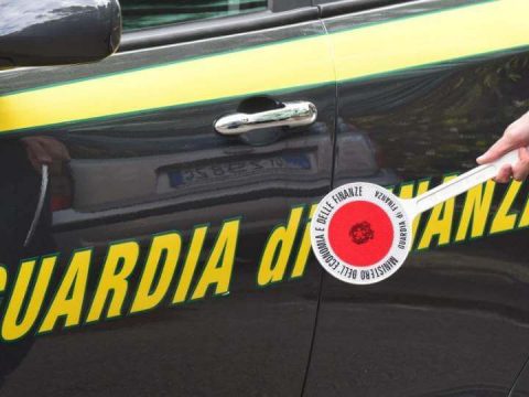 Sequestrati 1000 cosmetici dalla Finanza, contenevano una sostanza vietata. Otto persone segnalate: continuano le indagini sul territorio
