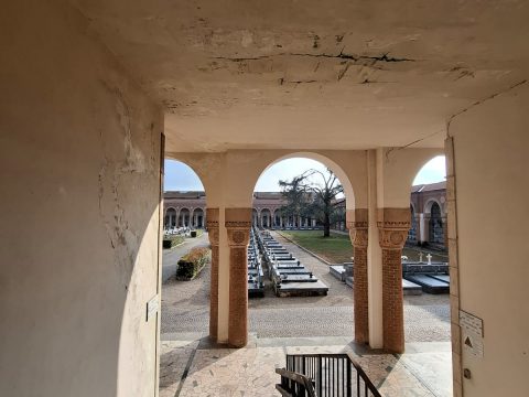 Ognissanti tra buche e muffa Il cimitero resta nel degrado