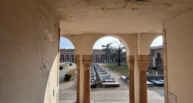 Ognissanti tra buche e muffa Il cimitero resta nel degrado