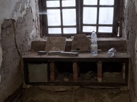 I sotterranei del cimitero restano una ferita ancora aperta