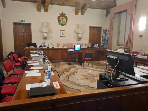 «Un’amministrazione ingloriosa va in archivio». Le opposizioni scaldano già i motori per le urne