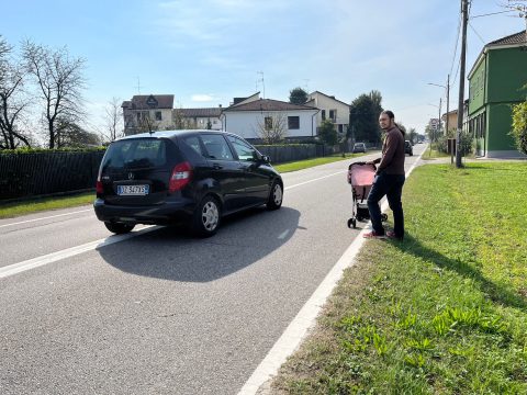 Senza marciapiedi e banchine: il caso di Via Parona Cassolo