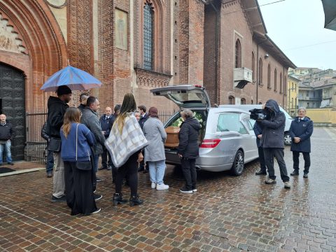 Commozione per l’ultimo saluto a Salvatore Riccobene, l’anziano sarebbe morto nel tentativo di difendere una vicina dallo stalker