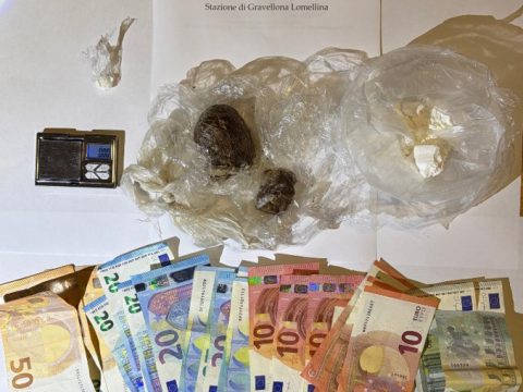 Fermato al posto di blocco aveva in auto eroina e cocaina: arrestato per spaccio