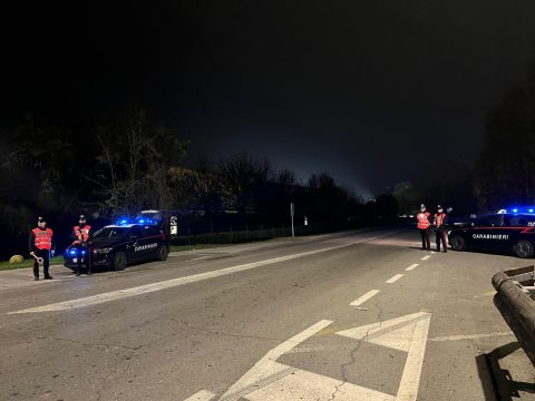 Controlli straordinari dei Carabinieri a Sannazzaro: 50 persone identificate e 35 veicoli fermati