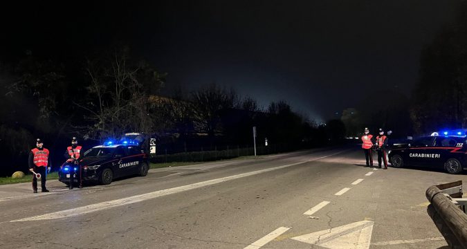 Controlli straordinari dei Carabinieri a Sannazzaro: 50 persone identificate e 35 veicoli fermati