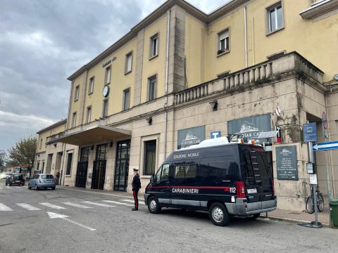 Evade dai domiciliari e accoltella un connazionale: 18enne arrestato