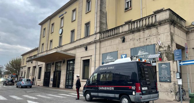 Evade dai domiciliari e accoltella un connazionale: 18enne arrestato