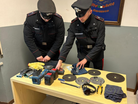 Sorpresi a svaligiare la colonnina al Q8 denunciati due uomini: uno era ricercato dal 2019, arrestato