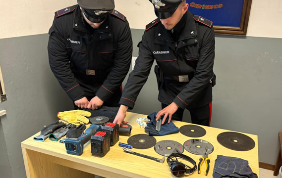 Sorpresi a svaligiare la colonnina al Q8 denunciati due uomini: uno era ricercato dal 2019, arrestato