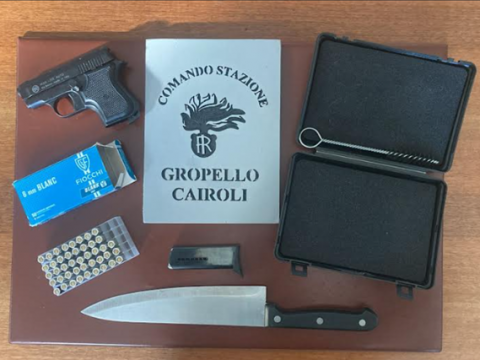 Rissa al bar: minacce con coltello e colpi di pistola a salve, denunciati due uomini