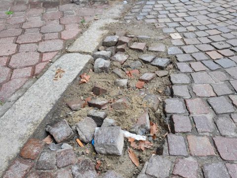 La città si sgretola: le strade in porfido chiedono più cura