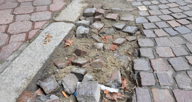 La città si sgretola: le strade in porfido chiedono più cura