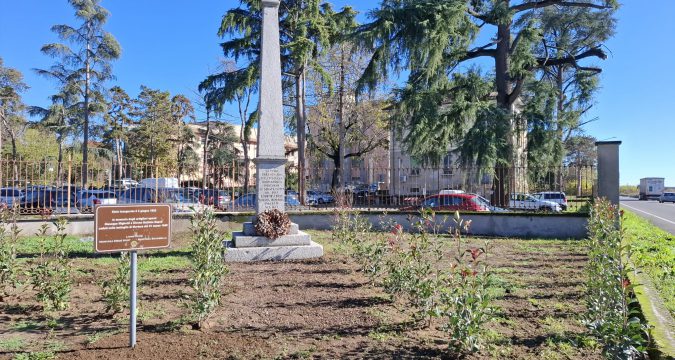 Rinasce il verde intorno alla Stele dei Caduti, grazie ai Lions