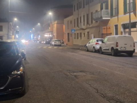 Artigiani sorprendono il rapinatore e lo placcano nel cortile dell’azienda