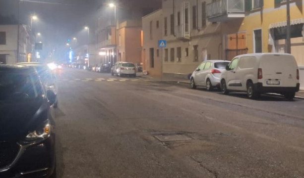 Artigiani sorprendono il rapinatore e lo placcano nel cortile dell’azienda