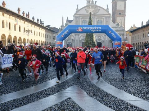 Scarpadoro di Natale, Piazza Ducale si tinge di rosso: oltre 700 partecipanti per un’edizione da record