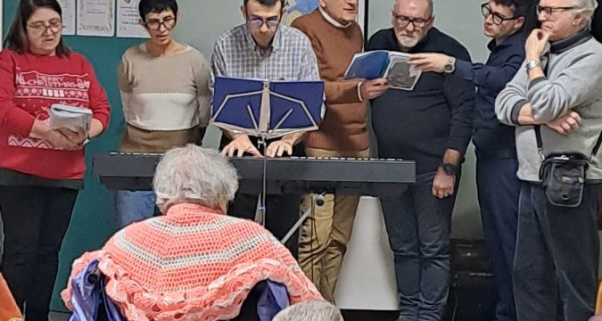 Natale in musica alla Rsa di Robbio: concerti e cori per gli ospiti della Fondazione Galtrucco