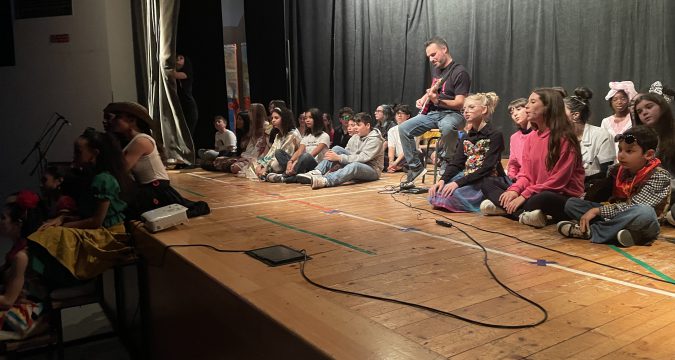 Dalla classe allo Spazio: “One of Us”, lo spettacolo della scuola Robecchi che racconta diversità, pace e futuro