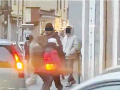 Porfido lanciato per strada: rissa tra stranieri in centro