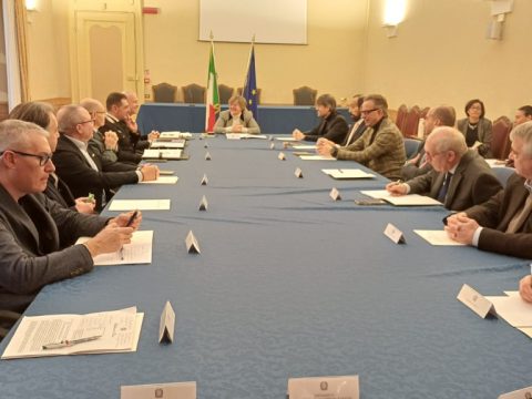 Sicurezza nei locali, stretta in Lomellina: Mortara, Vigevano, Garlasco e Candia firmano il nuovo protocollo con la Prefettura