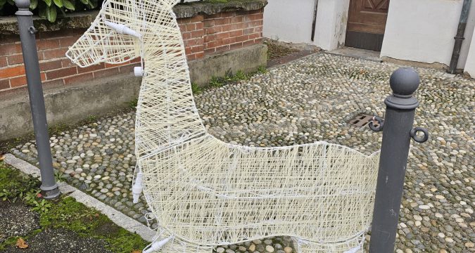 Natale amaro a Scaldasole: rubato uno degli addobbi appena installati