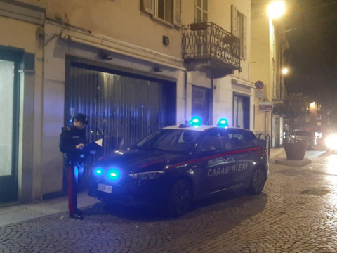 Aggressione choc in via del Popolo: 16enne colpito con una testata e lasciato a terra, denunciato 23enne