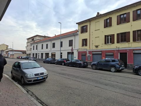 Spintoni, urla, calci e pugni scoppia una rissa tra donne