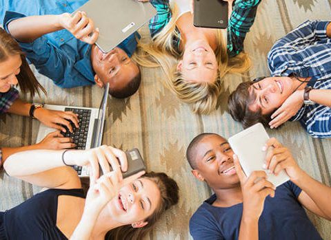 TEMPO DEBITO – Essere una generazione di passaggio: imparare a usare la memoria come guida senza lasciarsi bloccare dal rimpianto