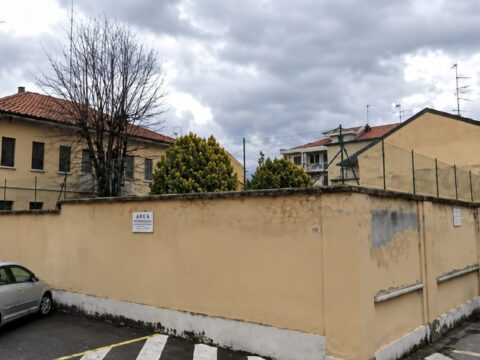 L’ex caserma dei Carabinieri torna a vivere: la giunta affitta un appartamento e rilancia il progetto di vendita dell’intero edificio