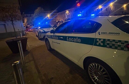 Bicicletta incastrata al passaggio a livello, interviene la Polizia locale. Straniero ubriaco trovato sul posto: in corso le indagini
