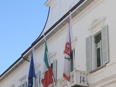 Ferito da un colpo di carabina vicino al Lidl. Previde Massara: «Piena fiducia nelle indagini»