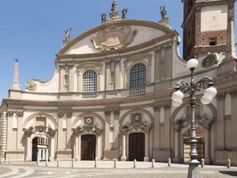 Scatta l’operazione “salva-don”: anche tanti fedeli del Duomo si mobilitano contro il valzer dei parroci