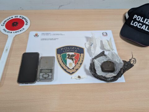 Fugge al controllo in monopattino, 17enne di Vigevano arrestato con 44 grammi di hashish