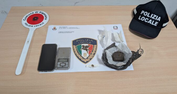 Fugge al controllo in monopattino, 17enne di Vigevano arrestato con 44 grammi di hashish