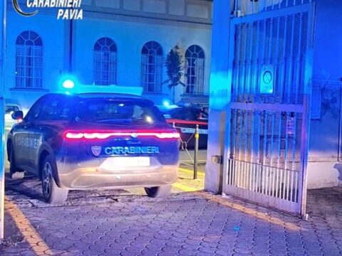 Viola il divieto di avvicinamento e aggredisce l’ex fidanzata: arrestato 24enne