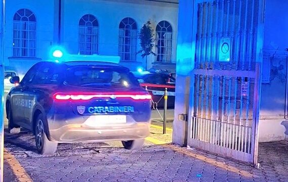 Viola il divieto di avvicinamento e aggredisce l’ex fidanzata: arrestato 24enne